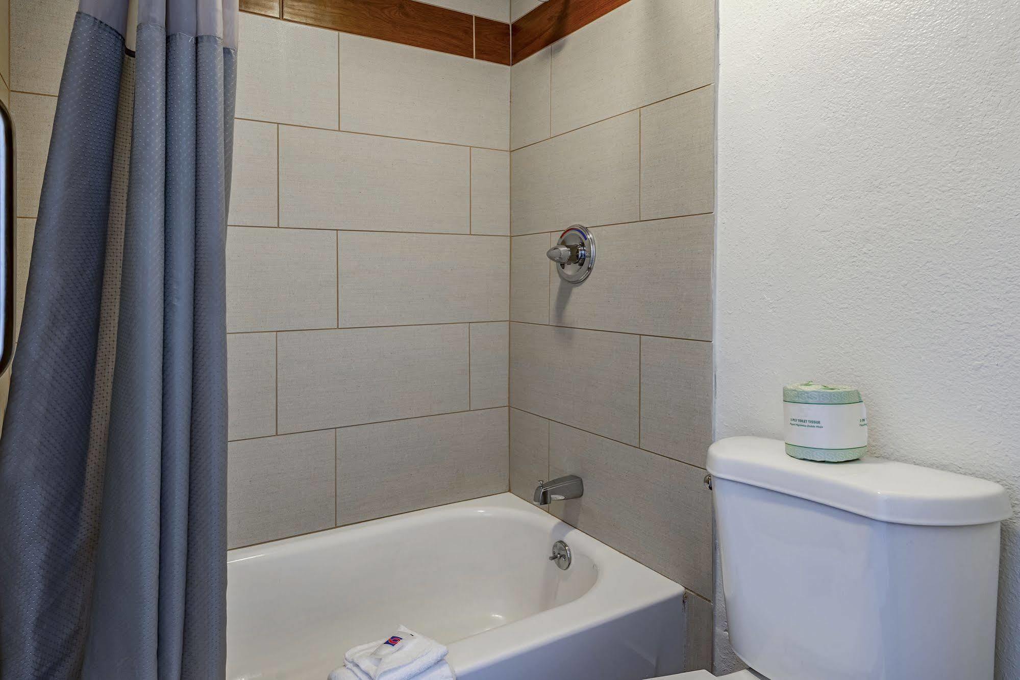 Silverton Days Inn By Wyndham Cincinnati I-71 מראה חיצוני תמונה